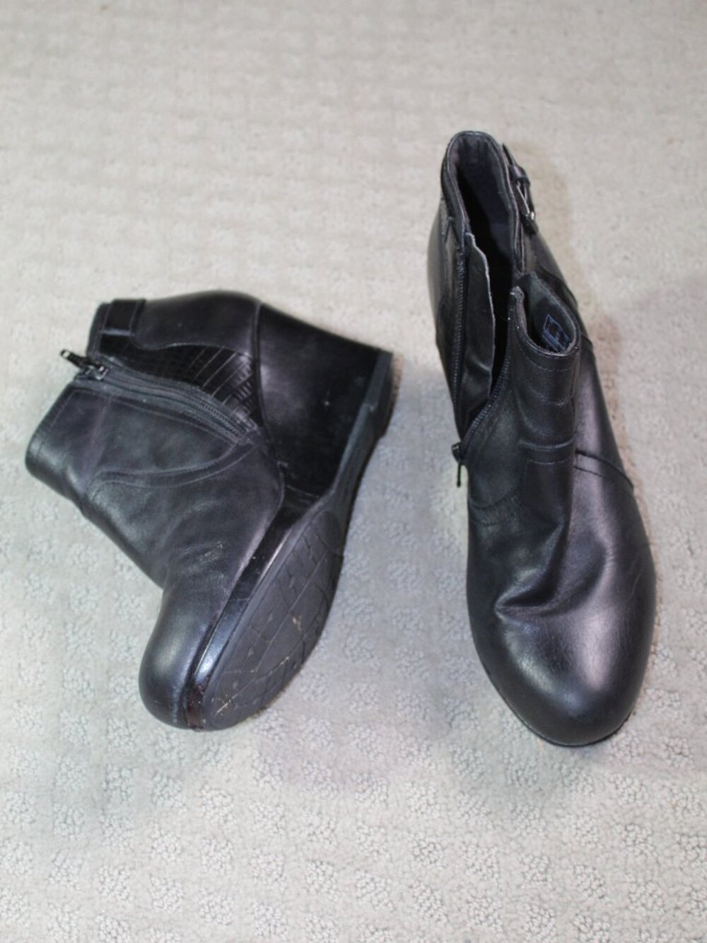 Clarks Size 9.5 Black Wedge Heel Ankle Booties